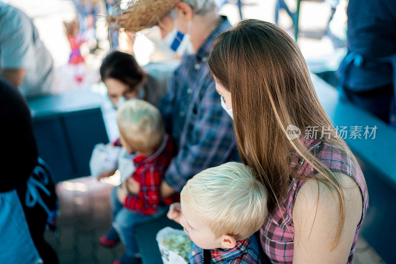 六月派对上一家人带着男婴(Festa Junina)